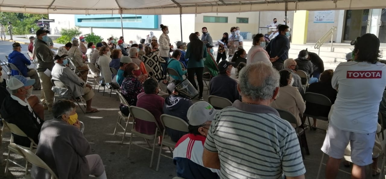 Los abuelitos esperaron ser inoculados