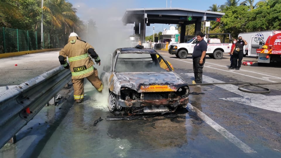 El auto quedó consumido y el conductor salió ileso El auto quedó consumido y el conductor salió ileso