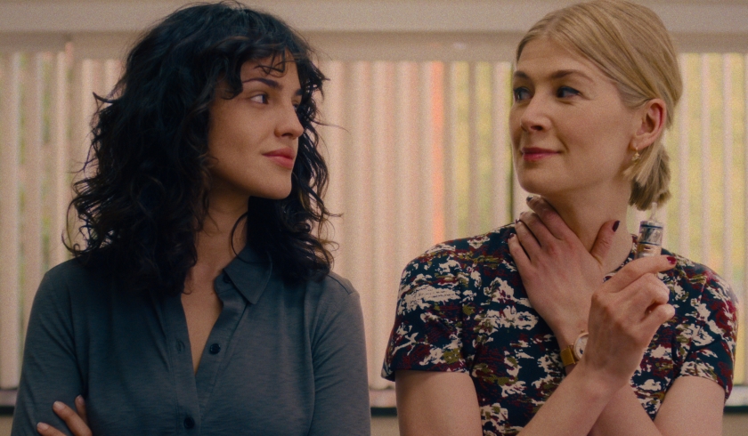Descuida, yo te cuido: el beso entre Eiza González y Rosamund Pike que se hizo viral