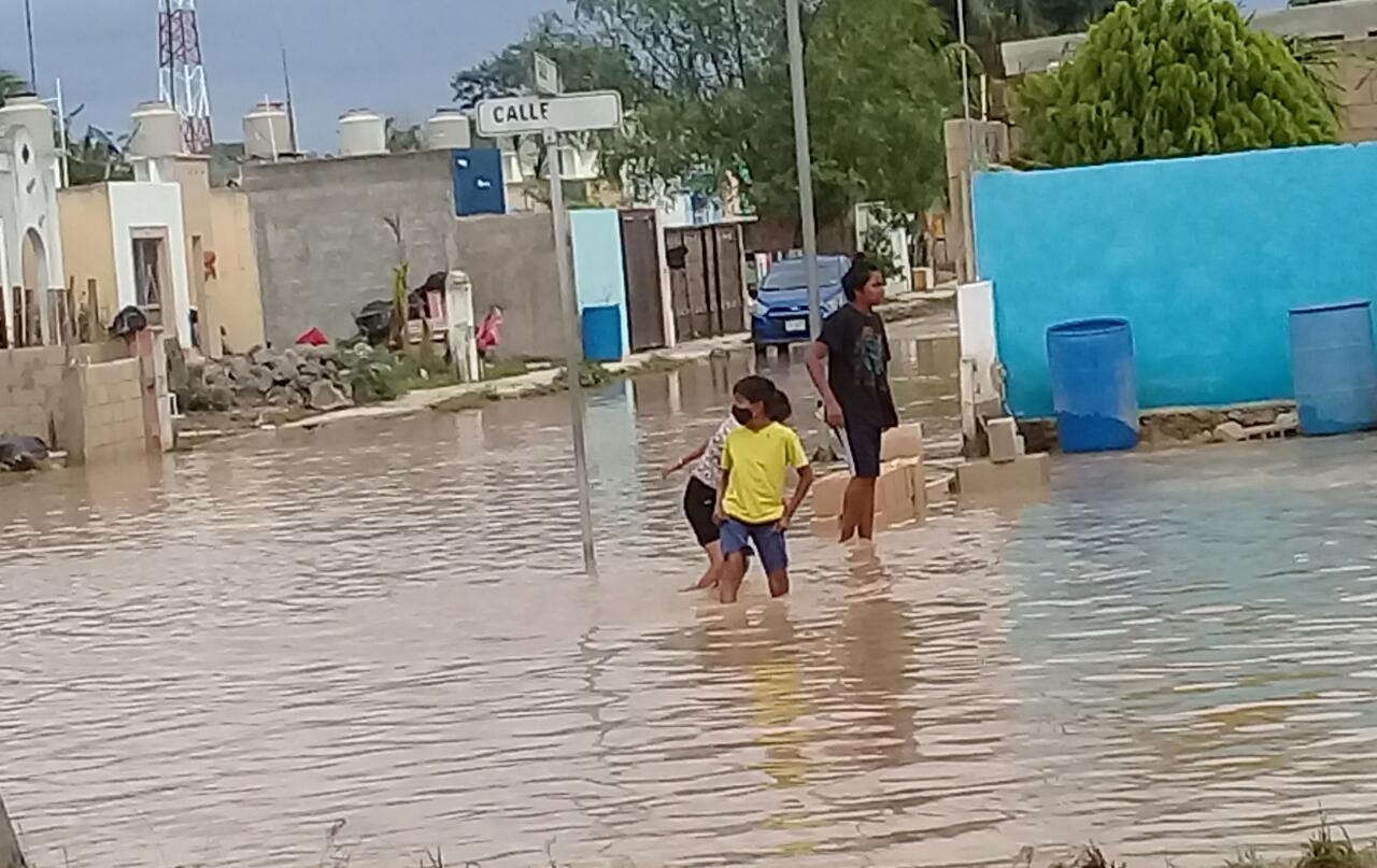 Todavía quedan muchas vías inundadas y cubiertas de lodo Todavía quedan muchas vías inundadas y cubiertas de lodo