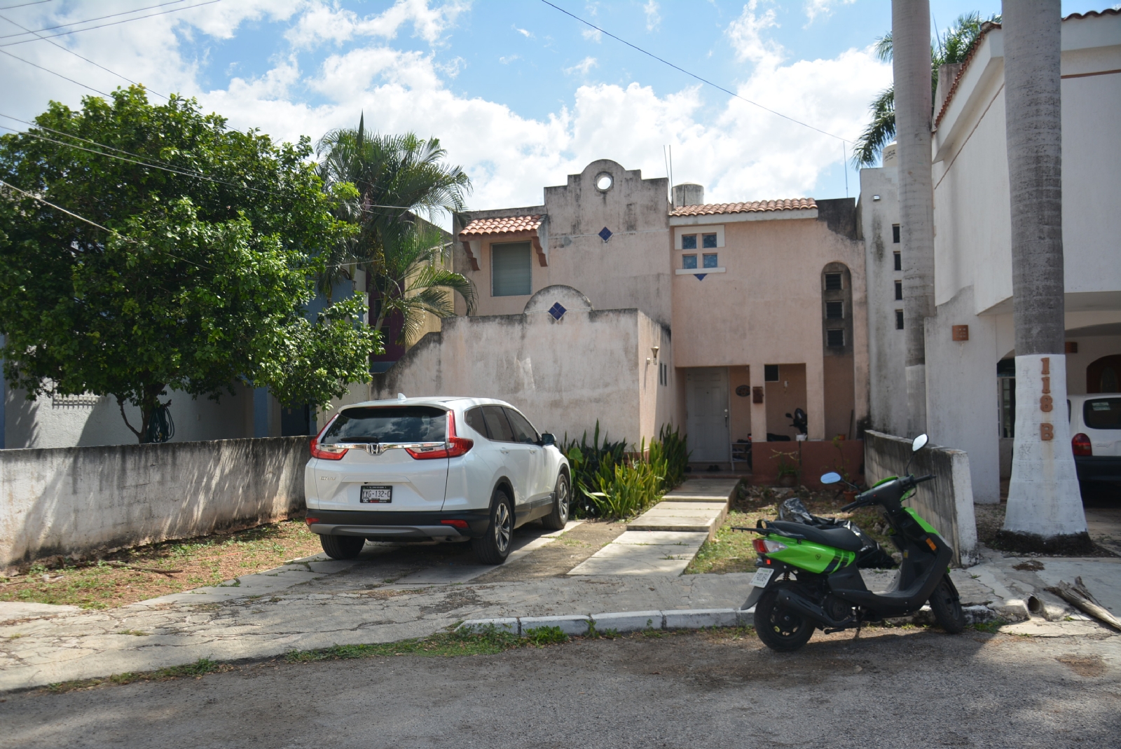Todos los días desfilan carros en el predio, de 7 a 2 de la tarde, para recoger a los niños