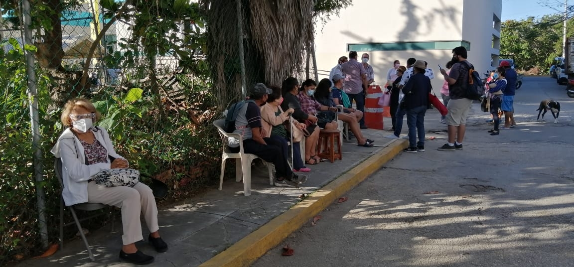 Los abuelitos hicieron fila para recibir la dosis