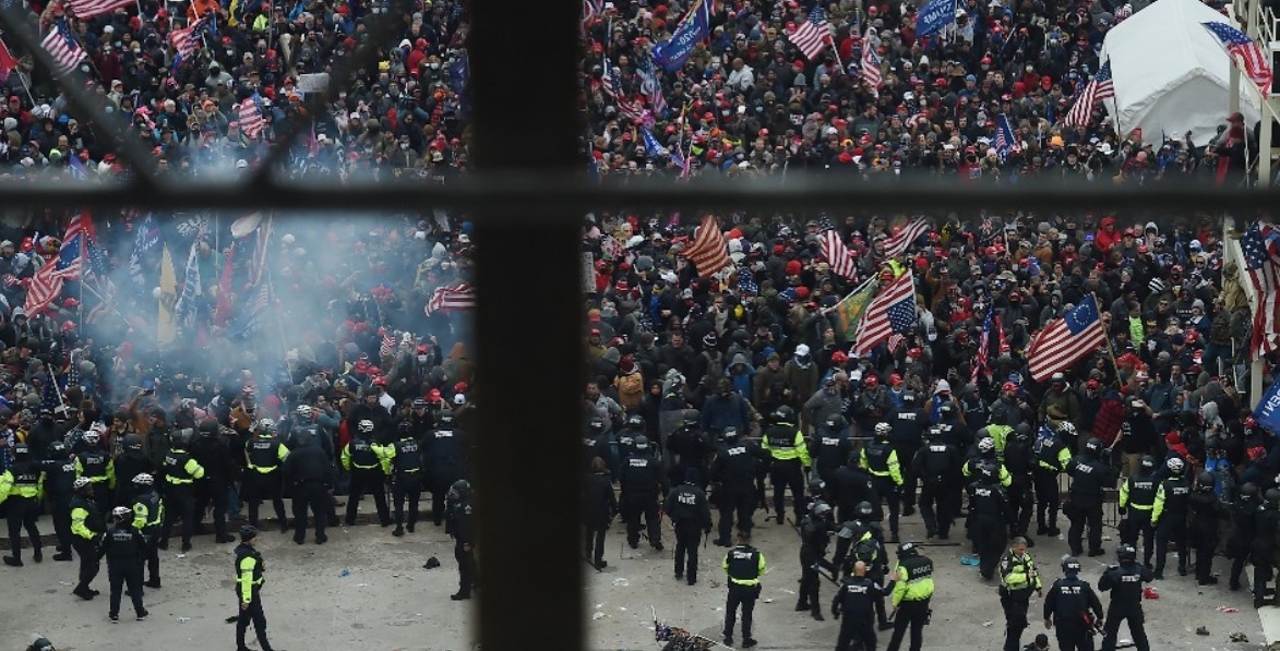 La policía no pudo evitar que los manifestantes ingresaran al Capitolio La policía no pudo evitar que los manifestantes ingresaran al Capitolio
