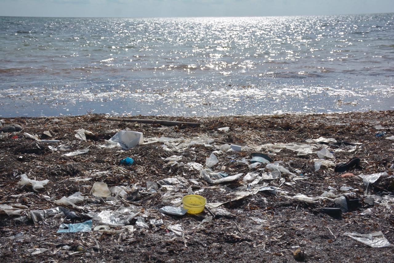 La basura sigue recalando en la arena blanca de Cancún