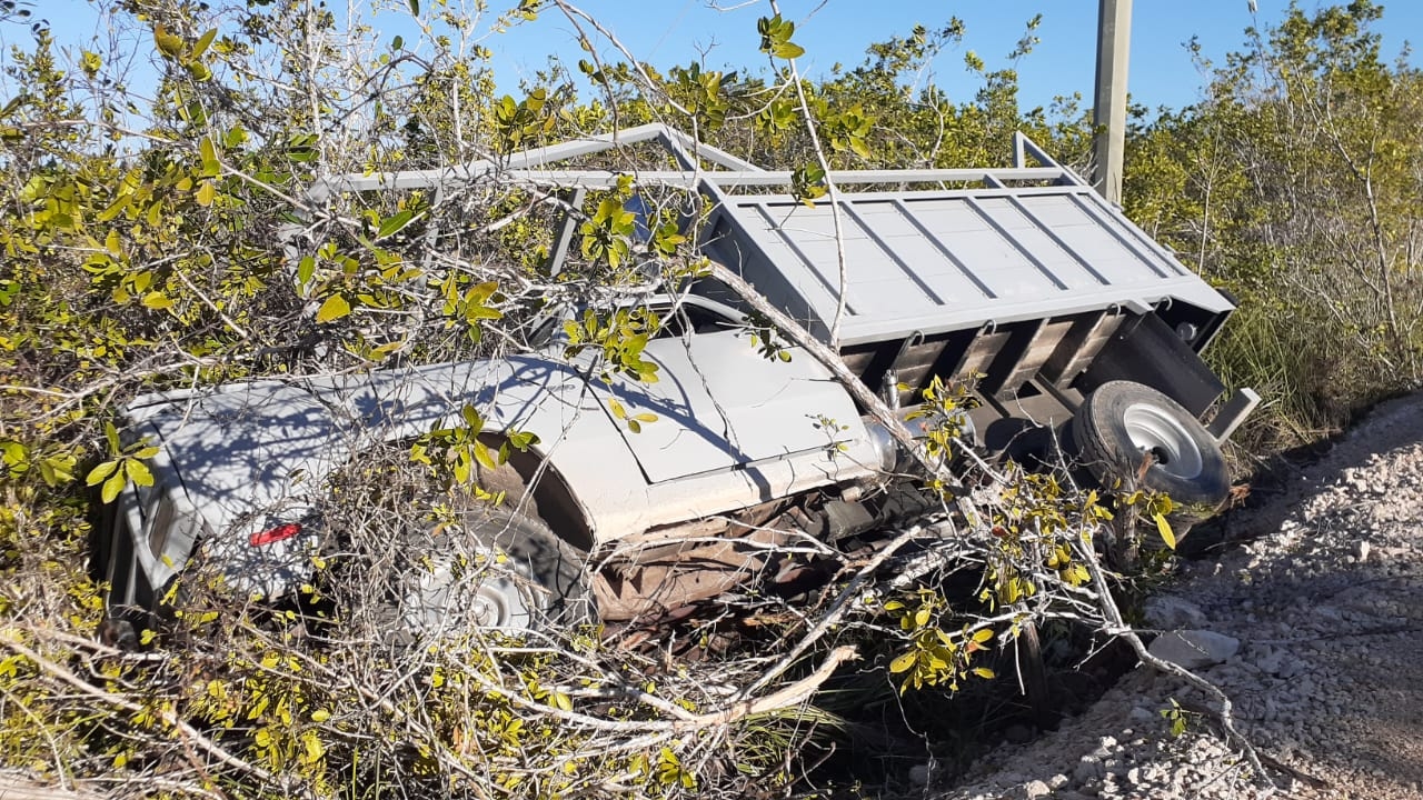 Camioneta con cemento vuelva en carretera Camioneta con cemento vuelva en carretera