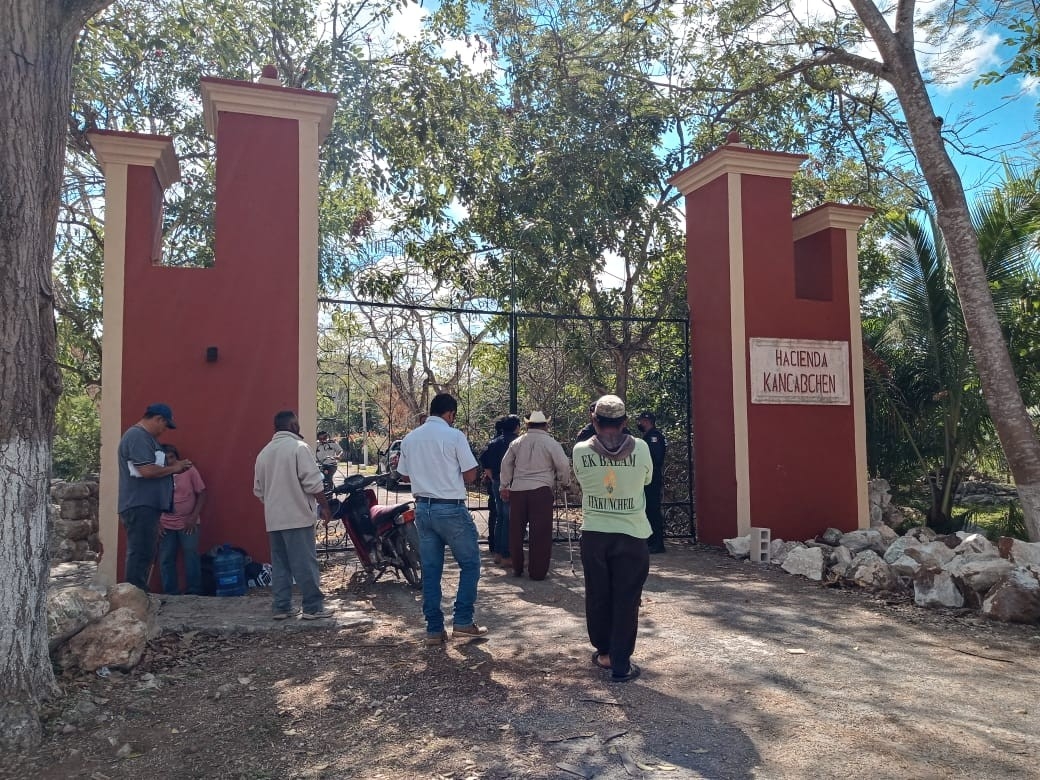Una reja impide el paso a los campesinos Una reja impide el paso a los campesinos