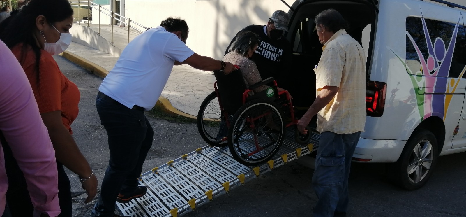 Algunos abuelitos fueron transportados hasta la ínsula