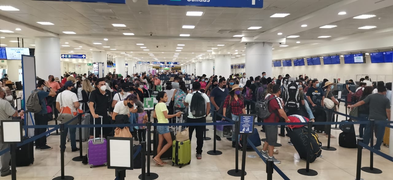 Los clientes de dicha empresa manifestaron que se forman para poder liberar este paso y acceder a la sala de espera