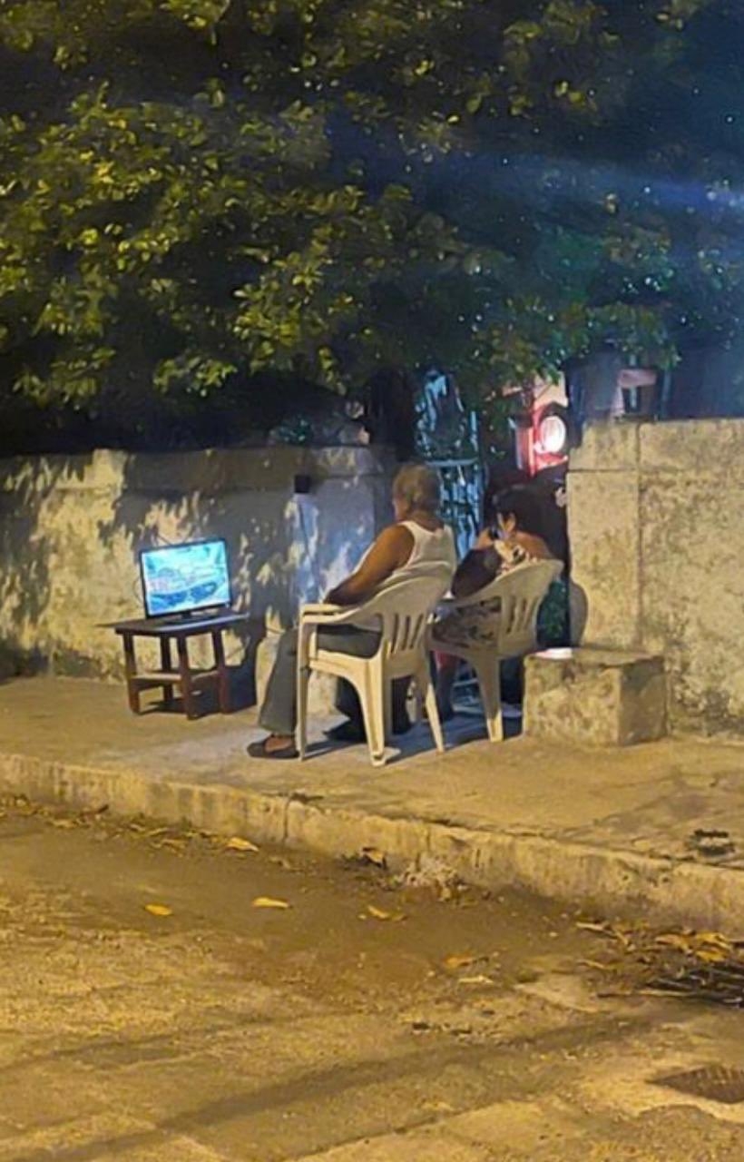 Abuelitos yucatecos se viralizan por 'tomar el fresco' con su TV