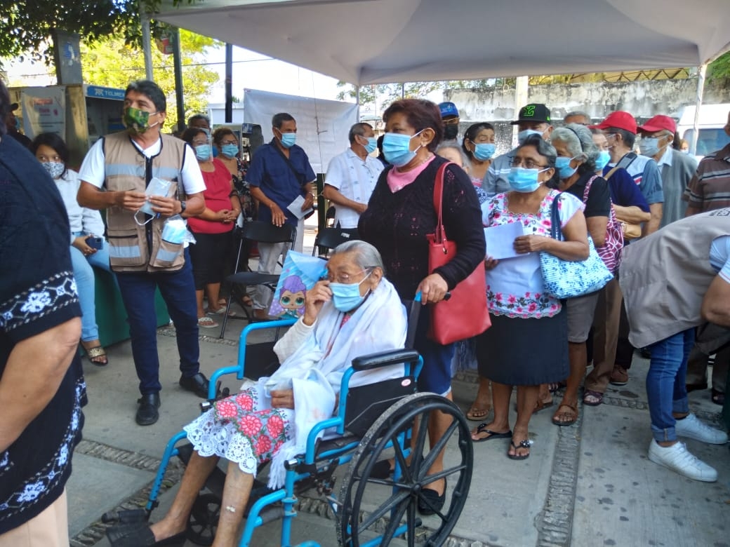 Desde las 5:00 horas empezaron a llegar los abuelitos Desde las 5:00 horas empezaron a llegar los abuelitos