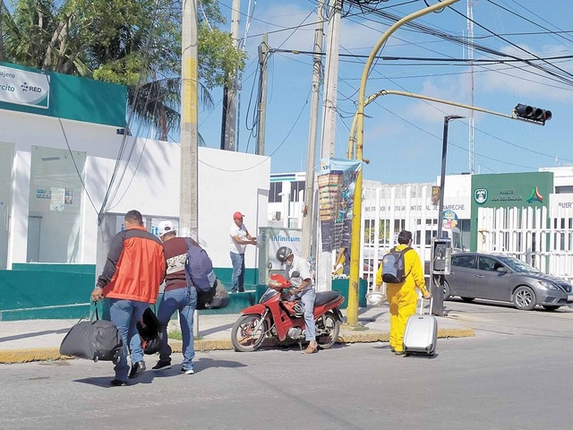 La Encuesta Nacional de Ocupación y Empleo arrojó que la PEA
pasó de 57 a 54.5 millones de mexicanos ocupados La Encuesta Nacional de Ocupación y Empleo arrojó que la PEA
pasó de 57 a 54.5 millones de mexicanos ocupados