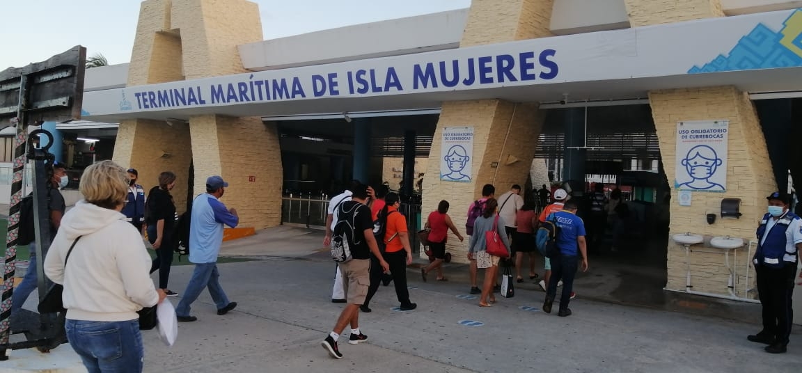 La terminal marítima recibió turistas que llegaron de Cancún