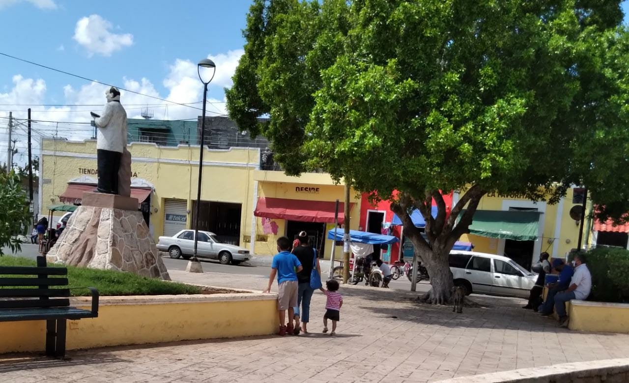 En la plaza principal se ve a personas paseando, muchos sin cubrebocas