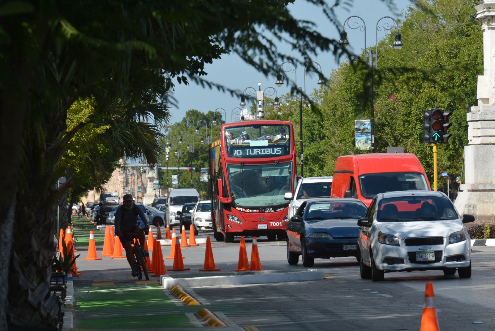 La principal queja contra la obra es que no se dejó un espacio adecuado para el descenso de turistas frente a hoteles