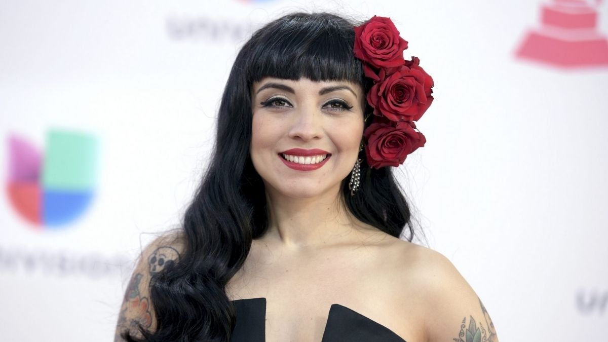 Mon Laferte recibió su carta de naturalización recientemente