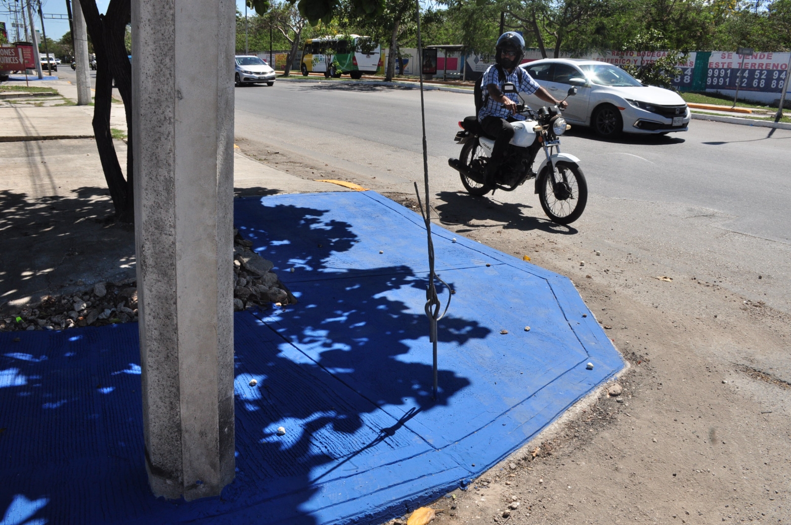 Construyen rampa para discapacitados con poste de la CFE incluido en Mérida