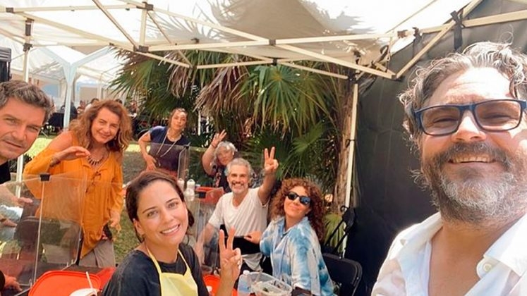 El elenco de la serie reunido para una selfie. El elenco de la serie reunido para una selfie.