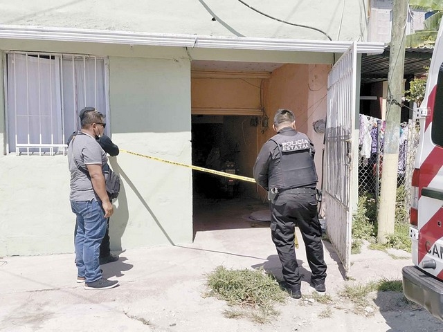 Tras el supuesto suicidio de una mujer, vecinos exigieron a las autoridades abrir una carpeta, porque presumen que es un caso de violencia intrafamiliar