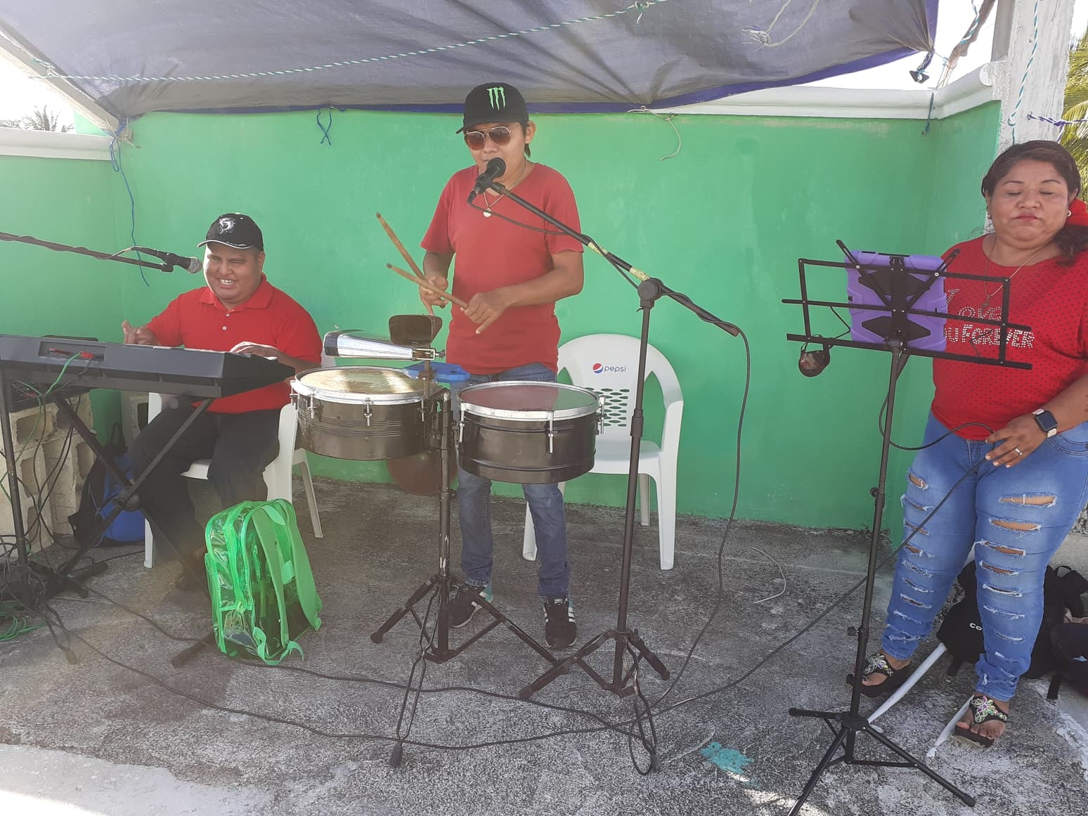 Chuchito, el único tecladista invidente de Cozumel. Chuchito, el único tecladista invidente de Cozumel.