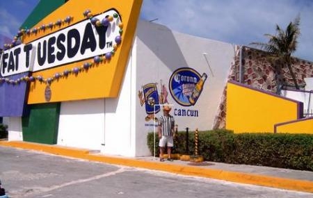 Anteriormente la discoteca Fat Tuesday era la más famosa de la zona y era el lugar favorito para ir de fiesta entre universitarios