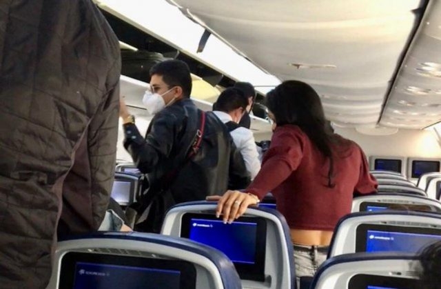 Pasajeros que viajaban en las últimas filas comenzaron a gritar insultos