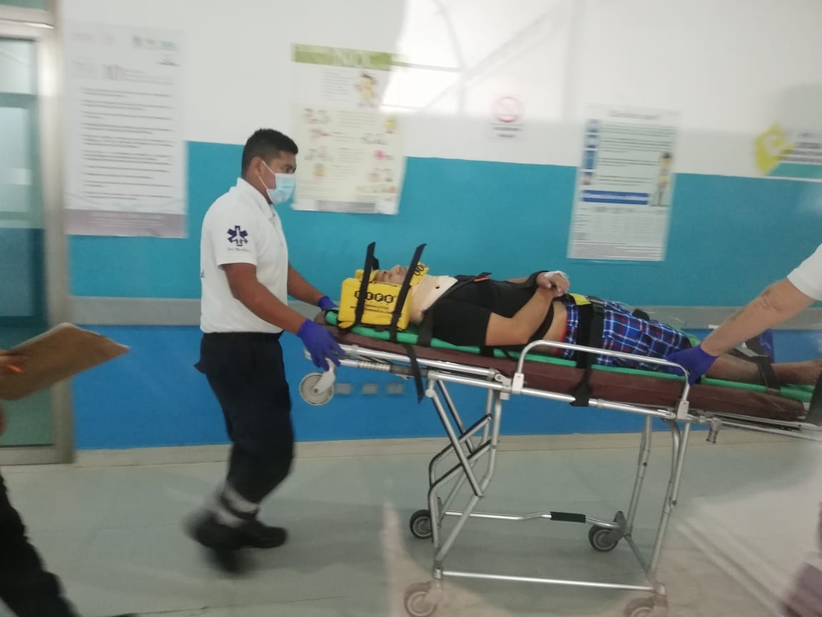 El hombre fue trasladado por paramédicos para su pronta atención El hombre fue trasladado por paramédicos para su pronta atención