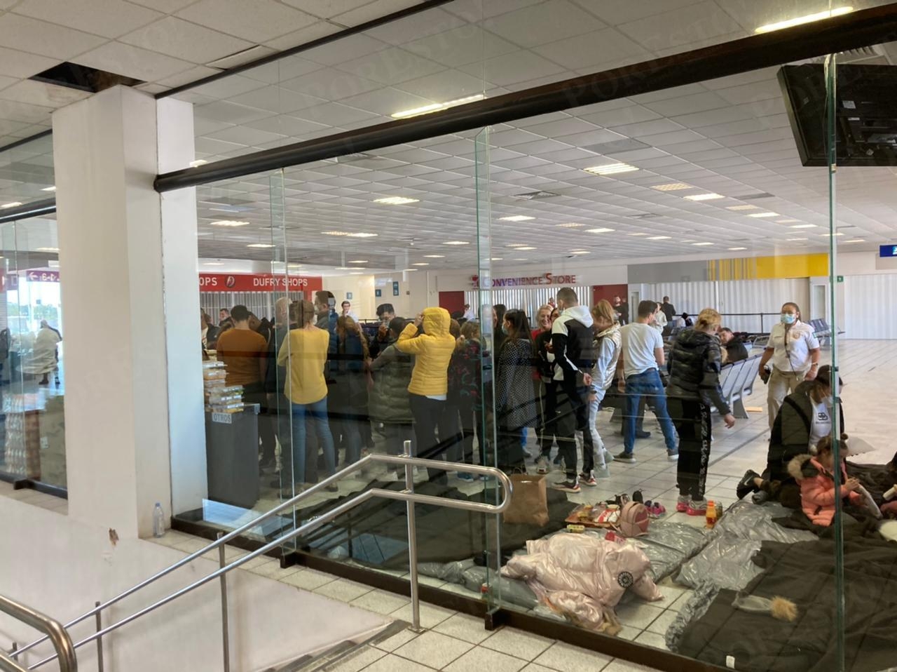 Eran más de 120 turistas rumanos que permanecían dentro de la Terminal Uno