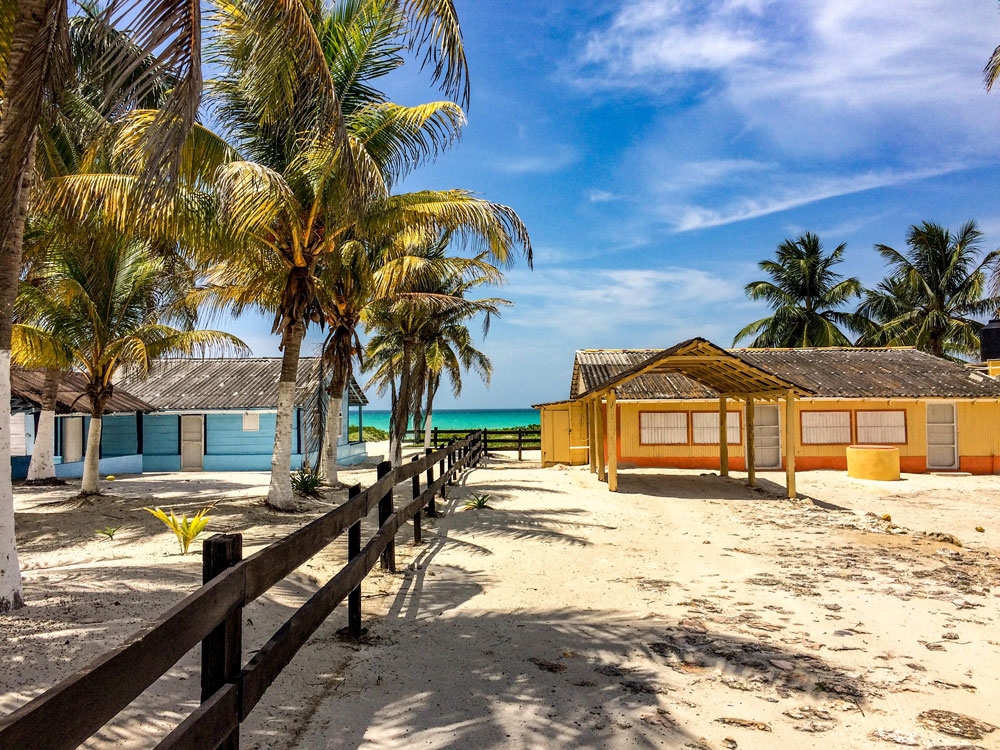 El Cuyo se encuentra al noreste de Yucatán a dos horas y media del Aeropuerto Internacional de Cancún