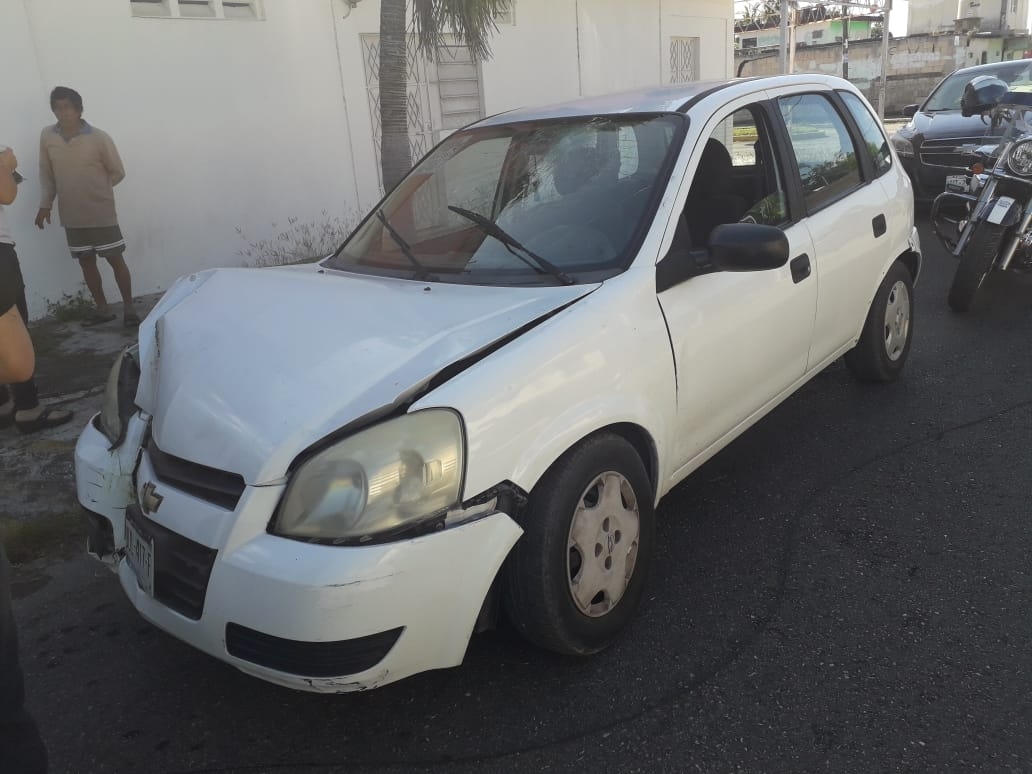 El coche quedó de esta manera luego de impactarse El coche quedó de esta manera luego de impactarse
