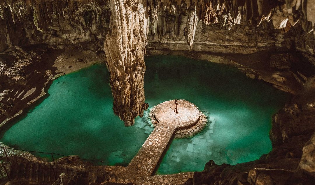 Tiene una pasarela de piedra desde donde podrás aventarte para nadar en el agua Tiene una pasarela de piedra desde donde podrás aventarte para nadar en el agua