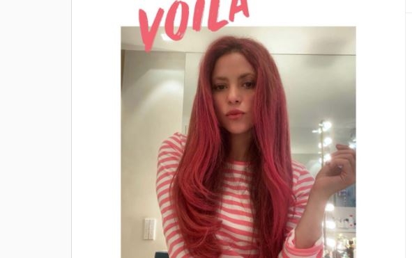 Shakira regresa el tono rojo en su cabello como en los 90's