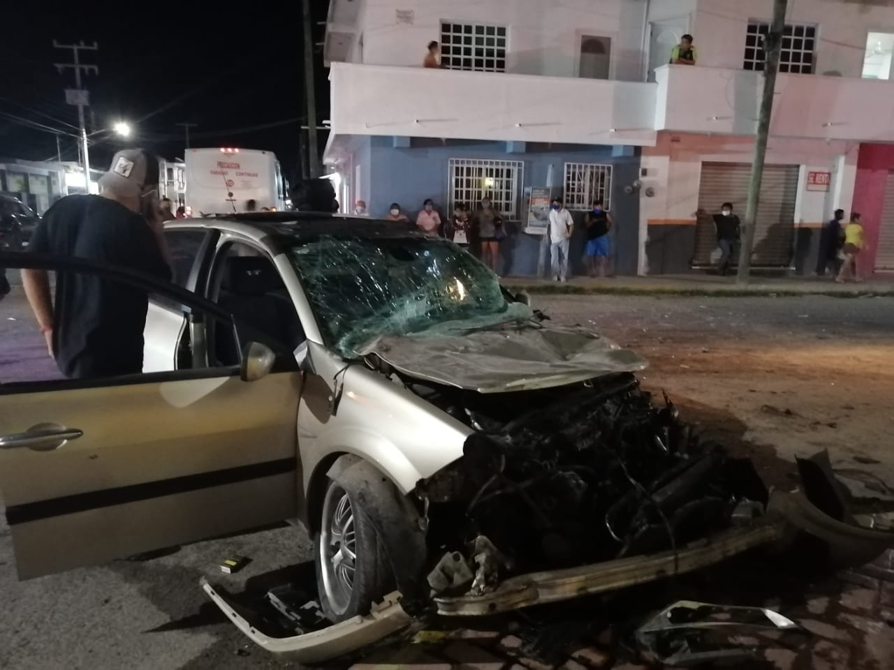 El choque involucró a tres autos y un camión de pasaje El choque involucró a tres autos y un camión de pasaje