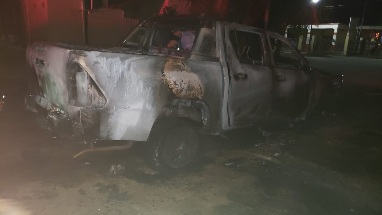 El auto quedó completamente quemado El auto quedó completamente quemado