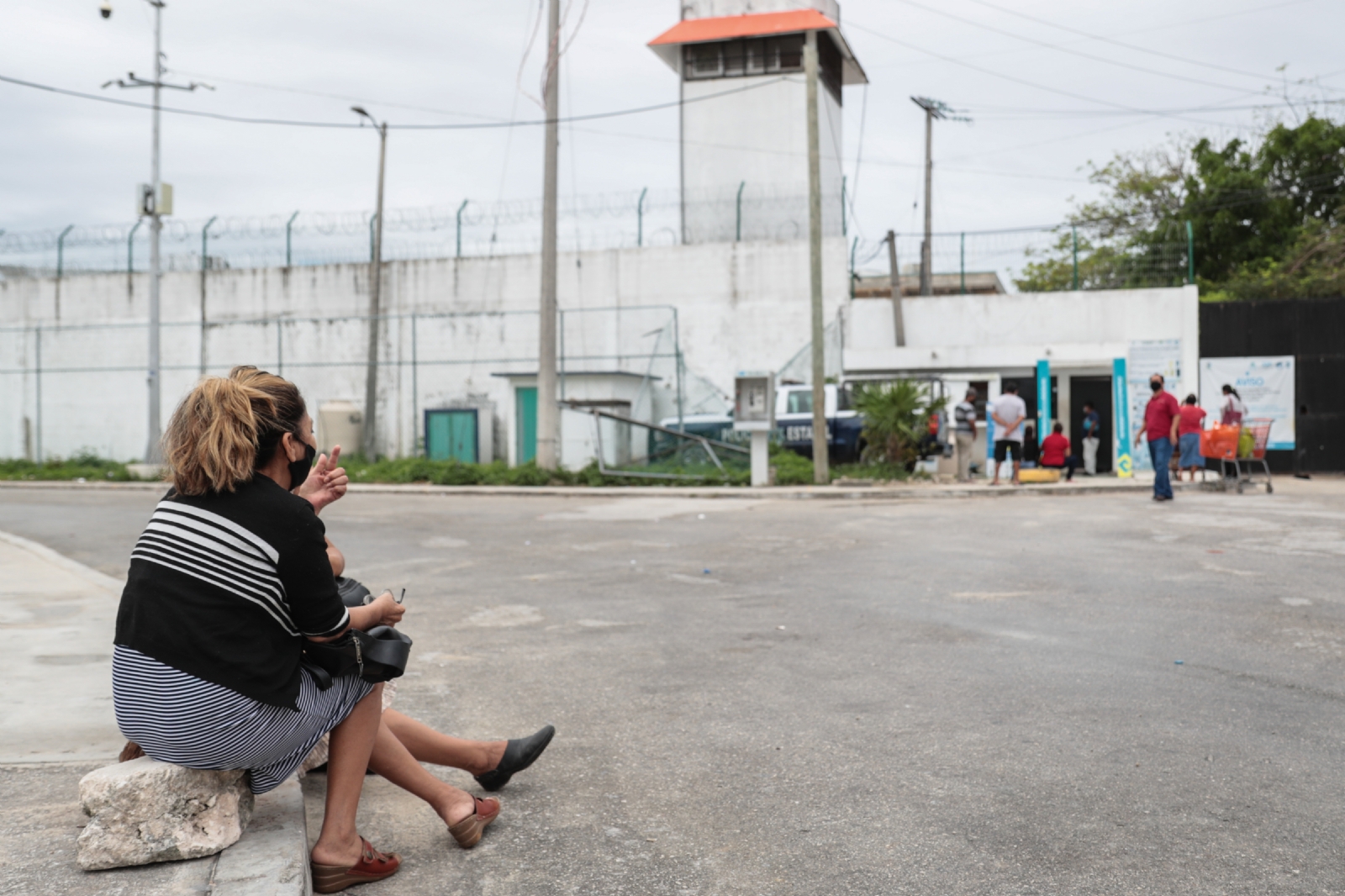 Habitantes aseguran escuchar disparos dentro de la cárcel