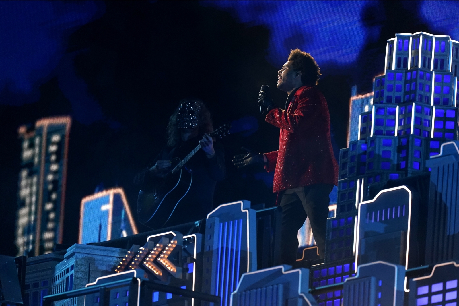 The Weeknd ofrece espectáculo lleno de bailarines en Super Bowl