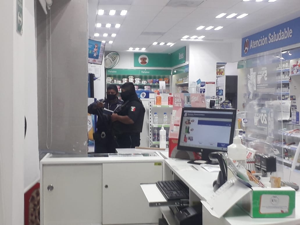 Un hombre se llevó el dinero de la caja registradora de la farmacia Un hombre se llevó el dinero de la caja registradora de la farmacia