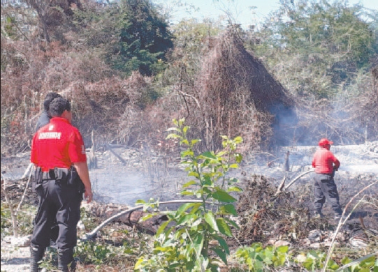 Alrededor de tres mil litros de agua utilizaron bomberos para sofocar el incendio de maleza