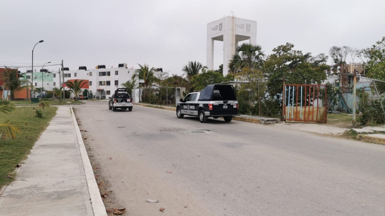 Autoridades policiacas recorrieron las calles del fraccionamiento en búsquedas de sospechosos Autoridades policiacas recorrieron las calles del fraccionamiento en búsquedas de sospechosos