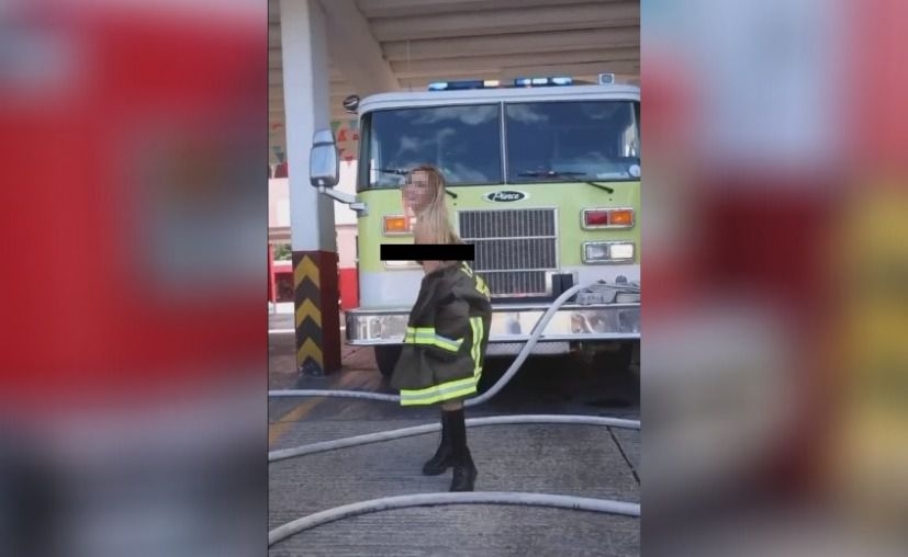 En el video, la modelo portaba uno de los chaquetones que utilizan los elementos al atender una emergencia