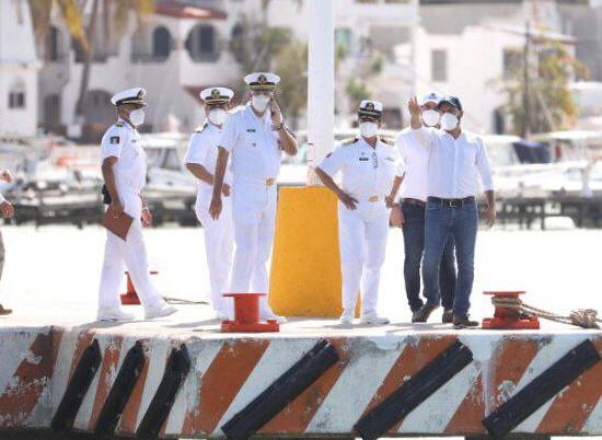 El gobernador Mauricio Vila Dosal platicó con los pescadores en su recorrido El gobernador Mauricio Vila Dosal platicó con los pescadores en su recorrido