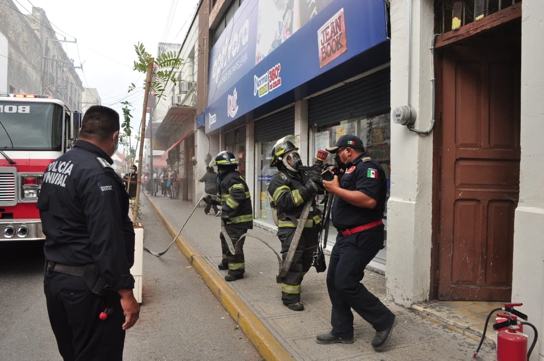 Incendio causa movilización en el centro de Mérida