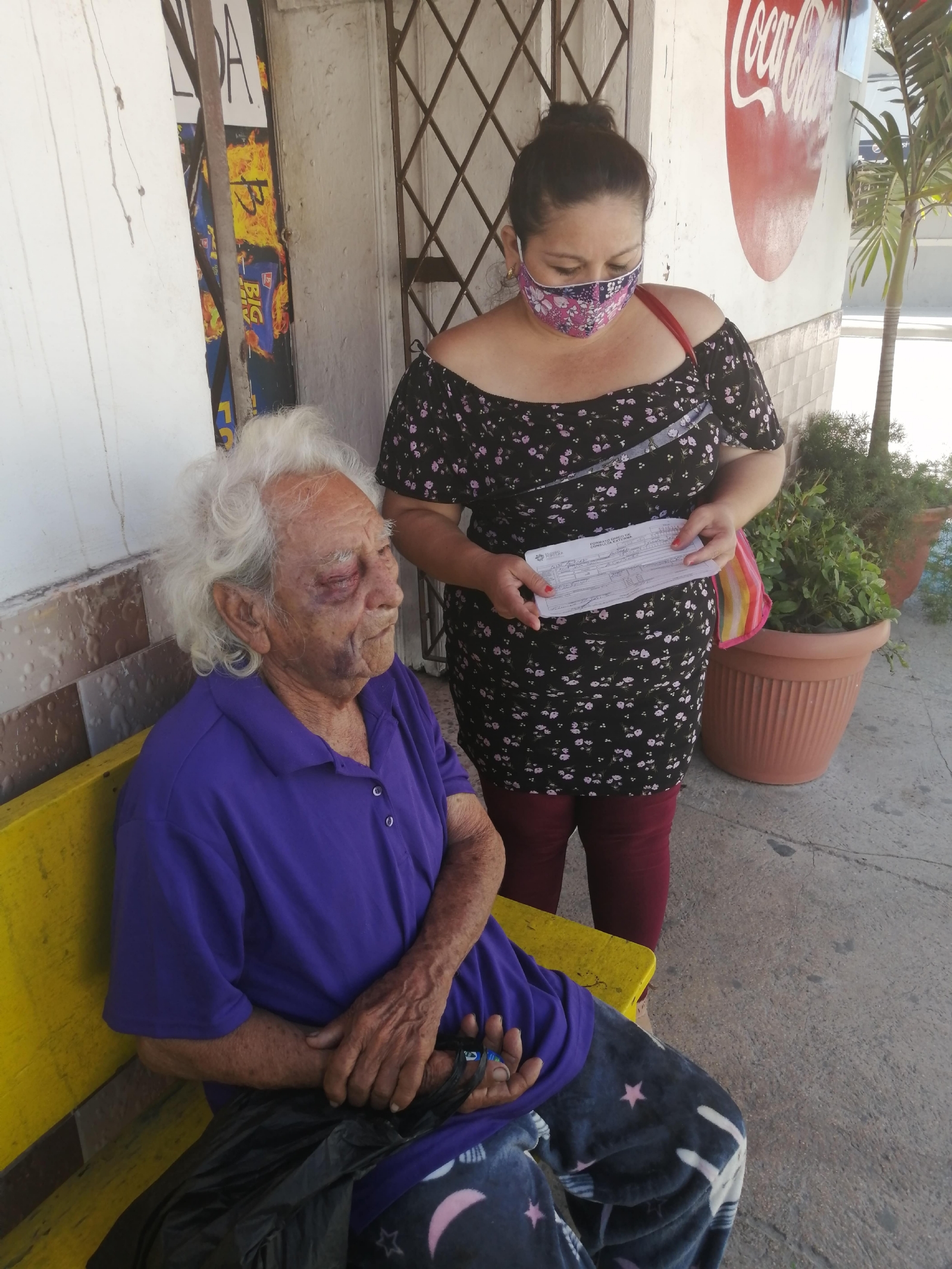 El artesano de 91 años podría perder la vista a causa del ataque