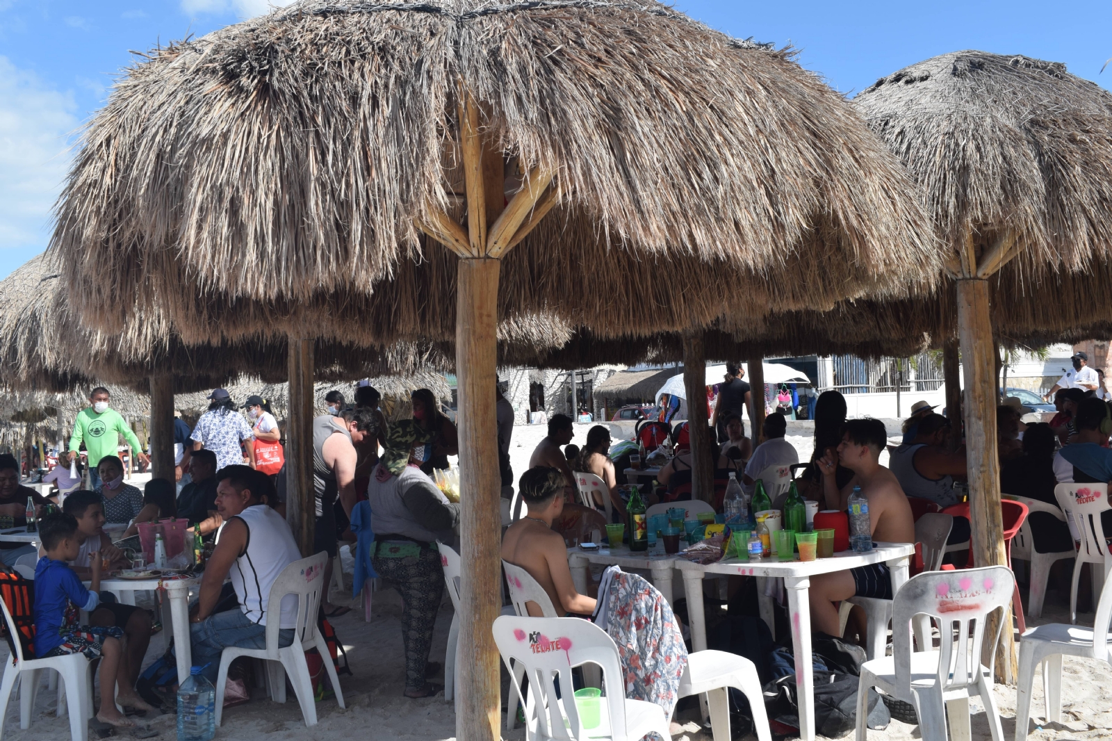 Las palapas en el malecón de Progreso se pueden rentar con diferentes precios