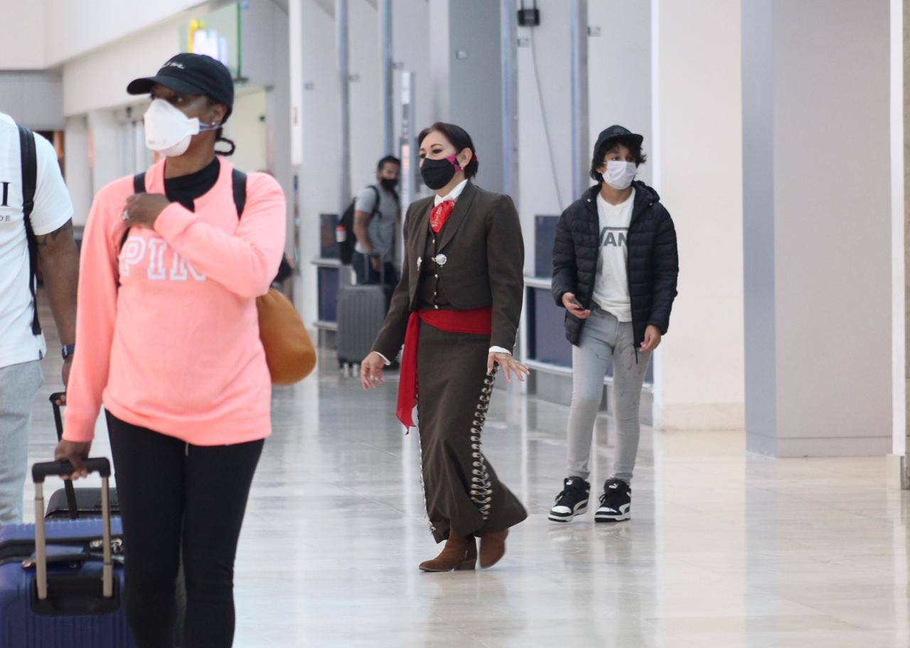 La cantante se paseó por el aeropuerto luciendo su traje