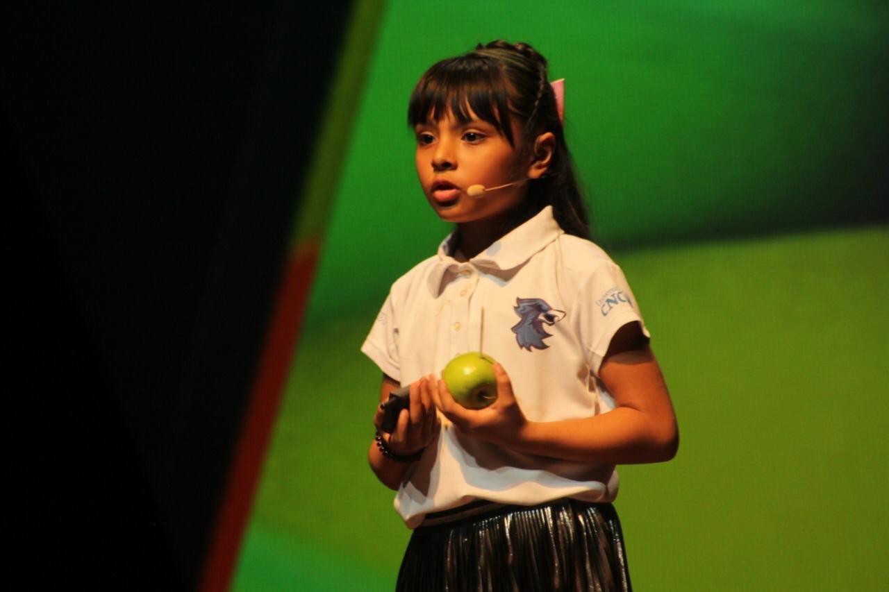 Adhara, la niña de 11 años que quiere ir al espacio