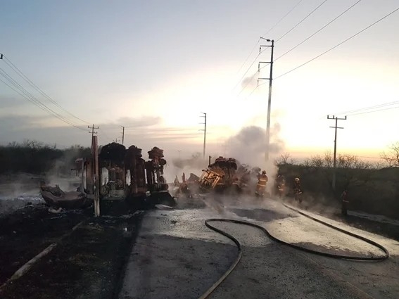 Se registró un choque entre un camión del transporte urbano y una pipa cargada con 40 mil litros de combustible