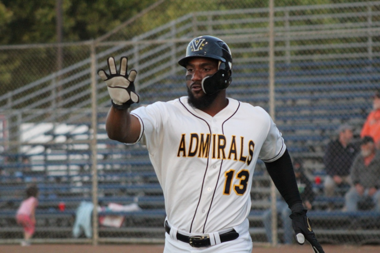 Nick Akins, el primer refuerzo extranjero de los Tigres de Quintana Roo Nick Akins, el primer refuerzo extranjero de los Tigres de Quintana Roo