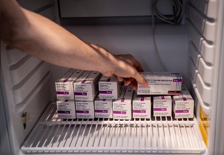 Varias dosis de la vacuna AstraZeneca siendo almacenadas