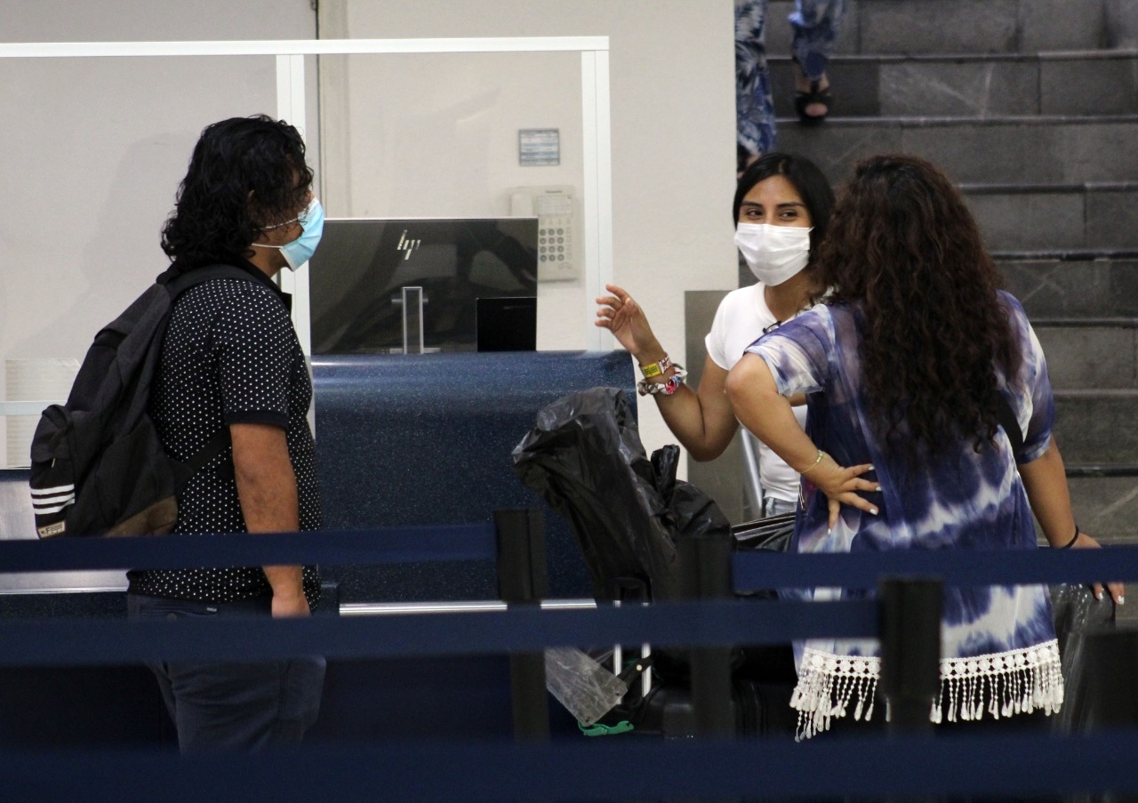Los turistas peruanos se quedan sin volar por falta de prueba PCR en aeropuerto de Cancún