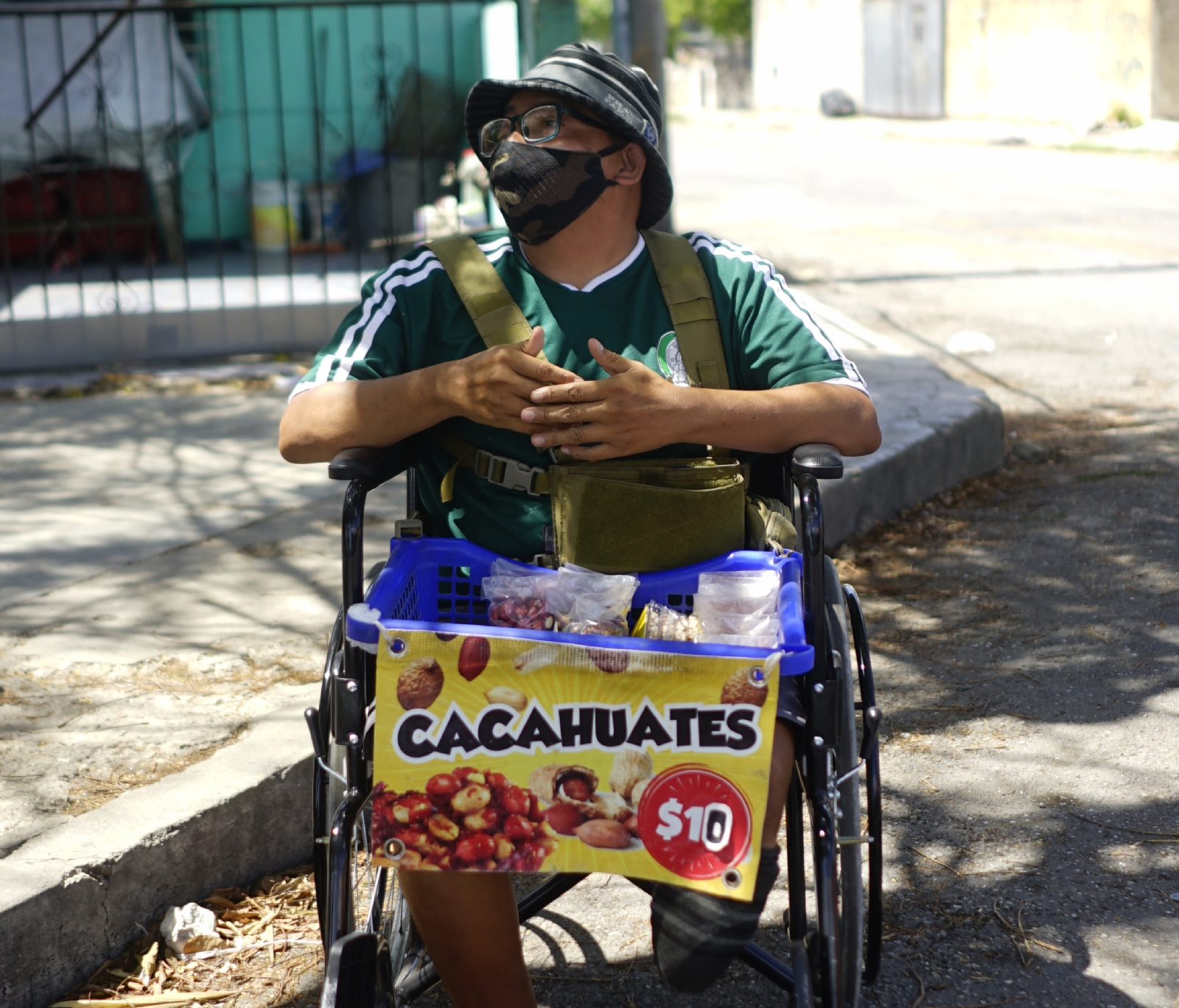 Al terminar su labor regresa a su casa en taxi, porque los metales de la silla se calientan y eso hace más difícil su traslado Al terminar su labor regresa a su casa en taxi, porque los metales de la silla se calientan y eso hace más difícil su traslado